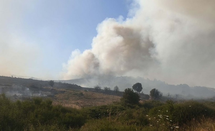 Foça'da eski çöp döküm alanında çıkan yangın makiye sıçradı