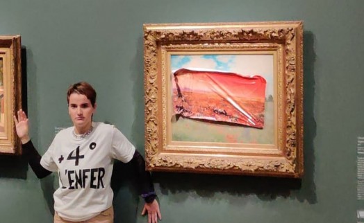 Fransız çevreci, Monet'nin tablosuna resim yapıştırdı