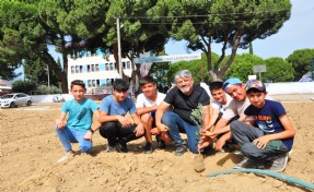 Görev süresi dolan müdür, her öğrenci, öğretmen ve hizmetli adına fidan dikti