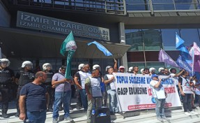 İZTO önünde bugün de memurlar eylemde; Tugay'a protesto!