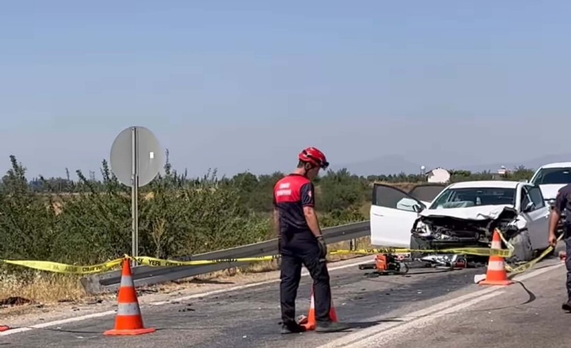 İzmir'de iki otomobil çarpıştı; karı- koca öldü, 7 yaralı