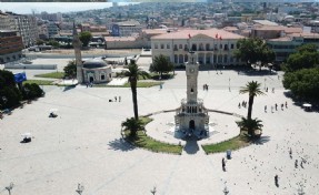 İzmir'de sıcak hava tatil beldelerini doldururken kent merkezi boş kaldı