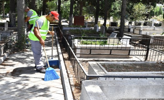 İzmir’de bayram öncesi mezarlıklar için özel bakım