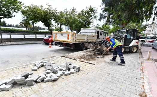 İzmir’de kaldırımlar yenileniyor