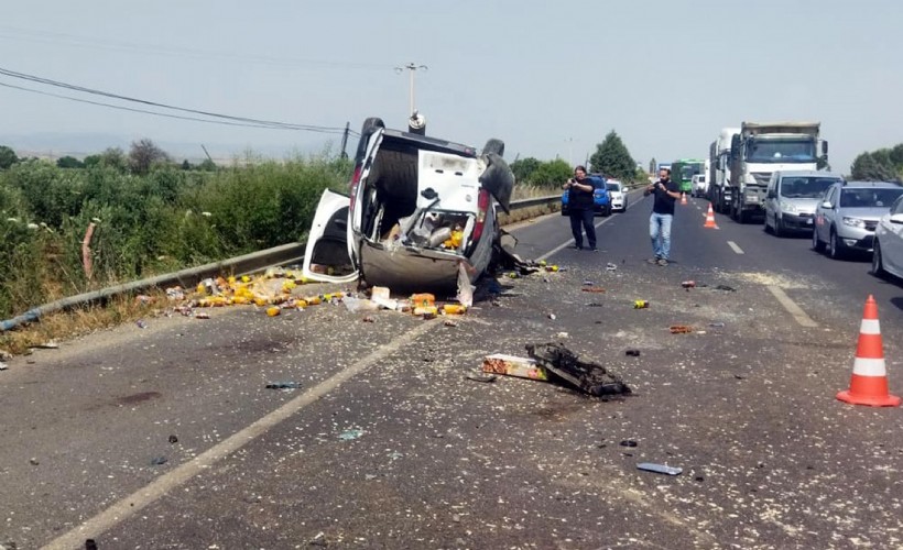 Karşı şeride geçen hafif ticari araç, minibüsle çarpıştı: 1 ölü, 5 yaralı