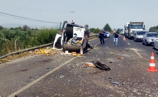 Karşı şeride geçen hafif ticari araç, minibüsle çarpıştı: 1 ölü, 5 yaralı