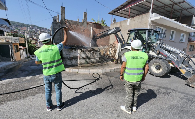 Konak’ta tehlike saçan metruk binalar yıkılıyor