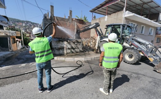 Konak’ta tehlike saçan metruk binalar yıkılıyor