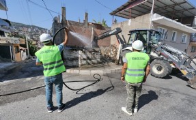 Konak’ta tehlike saçan metruk binalar yıkılıyor