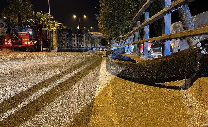 Lastiği patlayan TIR devrildi, yol 3 saat ulaşıma kapandı: 1 yaralı