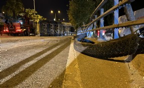 Lastiği patlayan TIR devrildi, yol 3 saat ulaşıma kapandı: 1 yaralı