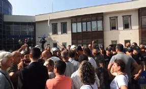 Menemen’de meclis öncesi arbede: Çevik kuvvet geldi, CHP’liler protesto etti