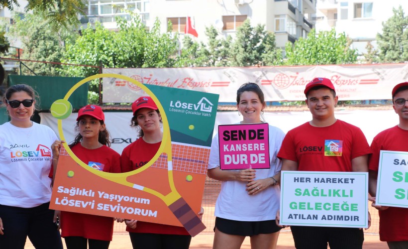 Milli sporcudan lösemiyi atlatan gençlere tenis eğitimi