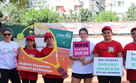 Milli sporcudan lösemiyi atlatan gençlere tenis eğitimi