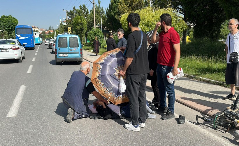 Motosikletin çarpması ile ağır yaralanan bisikletliyi güneşten şemsiye tutarak korudular