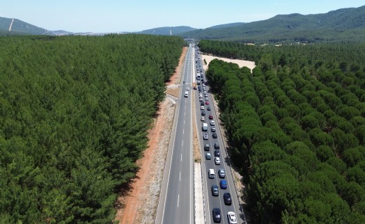 Muğla’ya 3 günde 500 bin araç giriş yaptı; 6 kilometrelik araç kuyruğu