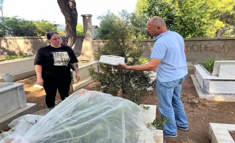 Öldürülen kızı İlayda'nın doğum gününü mezarı başında pastayla kutladı