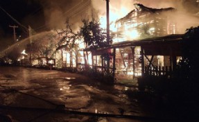 Olimpos'un ünlü ağaç evleri ikinci kez tamamen yandı