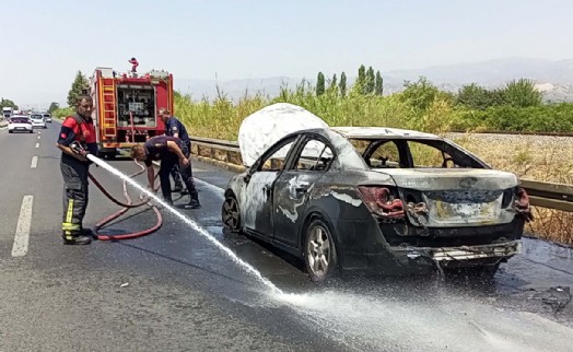 Otomobil seyir halinde alev aldı: Sürücü yaralandı