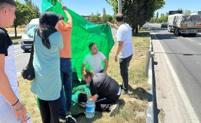 Otomobilin çarptığı yayayı güneşten korumak için çuvalla gölge yaptılar