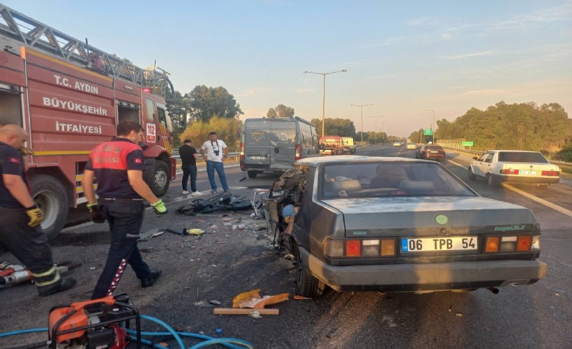 Park halindeki minibüse çarpan otomobilin sürücüsü öldü