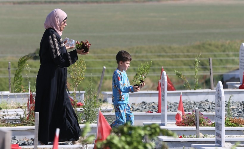 Şehitlik ve mezarlıklarda buruk bayram