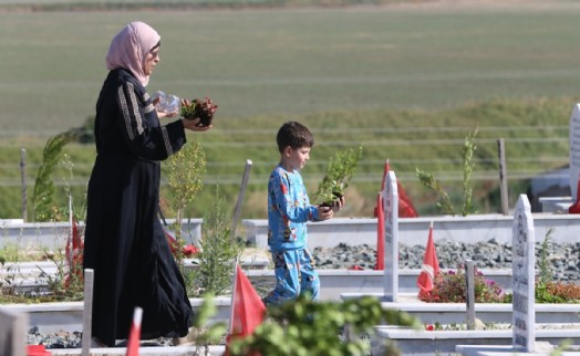 Şehitlik ve mezarlıklarda buruk bayram