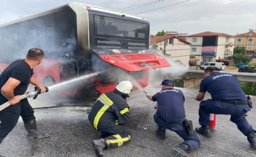 Seyir halindeki halk otobüsünde yangın çıktı