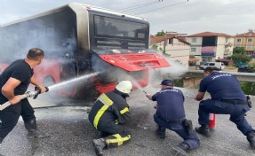 Seyir halindeki halk otobüsünde yangın çıktı