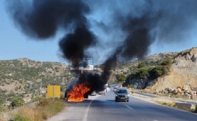 Seyir halindeyken alev alan otomobil kullanılmaz hale geldi