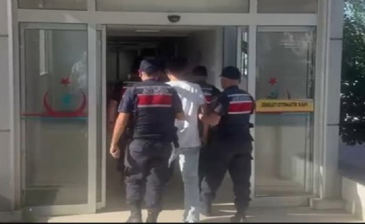 Silahlı saldırgan üzerine yapışan pisi pisi otları sayesinde yakalandı