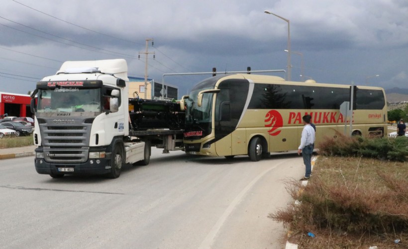 TIR ile otobüs çarpıştı