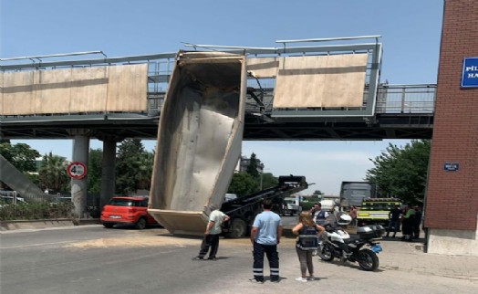 TIR'ın açık kalan dorsesi üst geçide çarpıp asılı kaldı