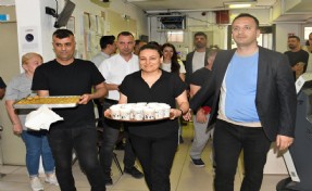 Vezne çalışanları ve vatandaşlara baklava-limonata ikramı