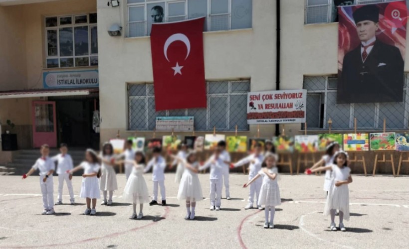 Yıl sonu etkinliği de camide! Kız ve erkek çocuklara ayrı düzenleme