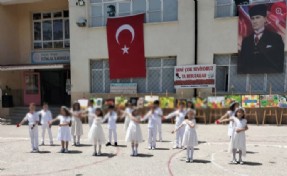 Yıl sonu etkinliği de camide! Kız ve erkek çocuklara ayrı düzenleme