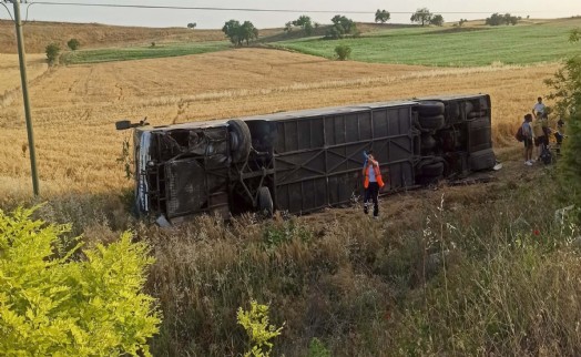 Yolcu otobüsü devrildi: 12 yaralı