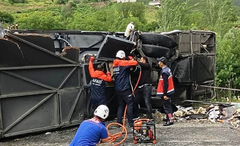 Yolcu otobüsü ile TIR çarpıştı: 2 ölü 4'ü ağır 30 yaralı