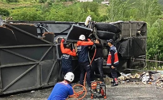 Yolcu otobüsü ile TIR çarpıştı: 2 ölü 4'ü ağır 30 yaralı