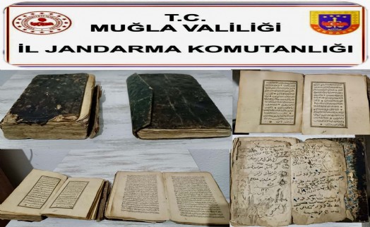 Asırlık 2 Kur'an-ı Kerim'i satmaya çalışırken yakalandılar