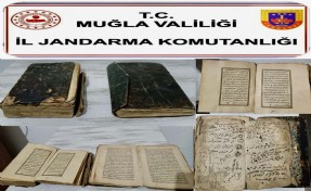 Asırlık 2 Kur'an-ı Kerim'i satmaya çalışırken yakalandılar