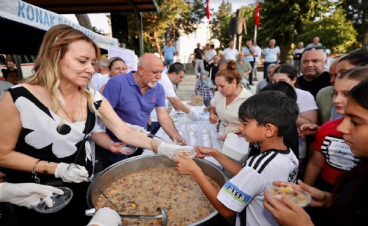 Aşure bereketi Konak’ta paylaşıldı