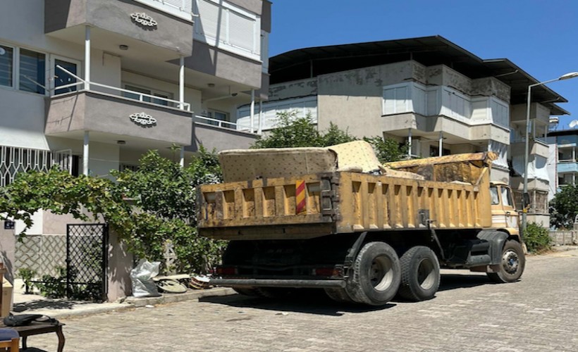 Aydın'da kötü koku yayılan evden 6 kamyon çöp çıktı