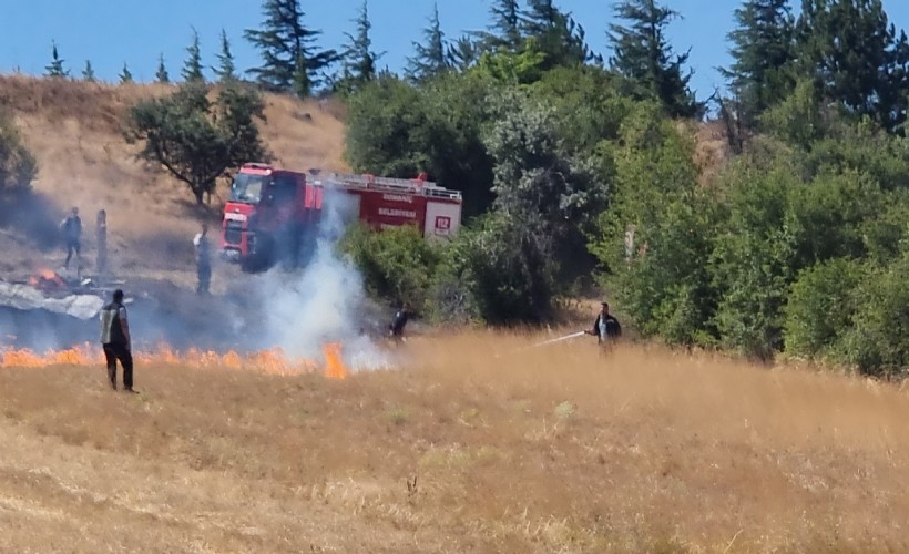 Barakada çıkan yangın, tarlaya sıçradı