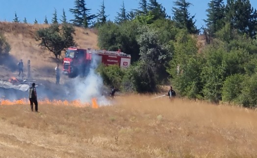 Barakada çıkan yangın, tarlaya sıçradı