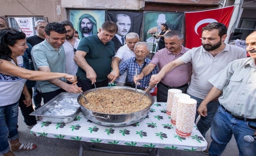 Başkan Tugay Örnekköy'de aşure dağıttı