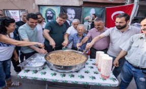 Başkan Tugay Örnekköy'de aşure dağıttı