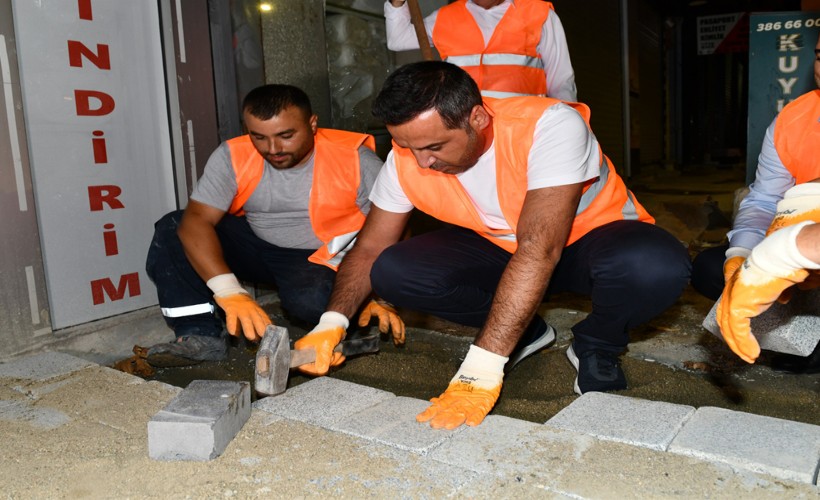 Başkan Yıldız’dan gece mesaisi: Eldiven ve yeleği giydi sahaya indi