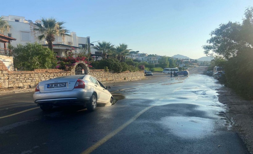 Bodrum'da isale hattı patladı; otomobil oluşan çukura düştü