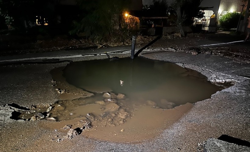 Bodrum’da ana su isale hattı patladı; yol çöktü, cadde göle döndü